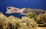 Felsenloch in der Buch von Son Marroig auf Mallorca mit Olivenbäumen und tiefblauem Meer
