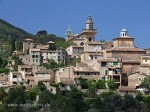 Mallorca Valldemossa mit Kartause-Glockenturm - Westküste Tramuntana - blauer Himmel