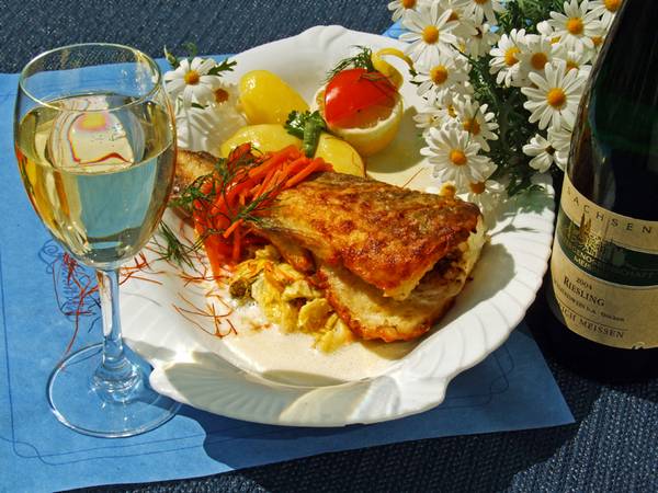PR-Food-Foto Dorsch ganz ohne Kopf sächsischer Riesling Wirsingkohl Karotten