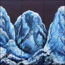 drei blaue Berge verschneite Landschaft vereistes Gebirge bei Nacht Winterlandschaft