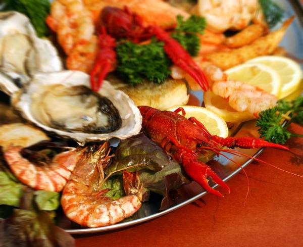 PR-Food-Foto Fischplatte Jakobsmuschel Garnelen Scampi Zitrone