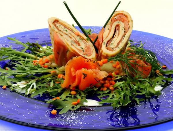 PR-Food-Foto gebeizter Lachs auf Gurken-Linsen-Salat Jogurthsauce