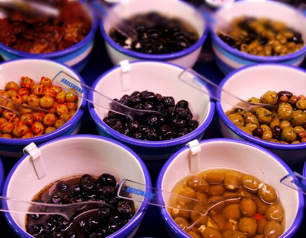 PR-Food-Foto grüne und blaue Oliven Schüssel mit Löffeln