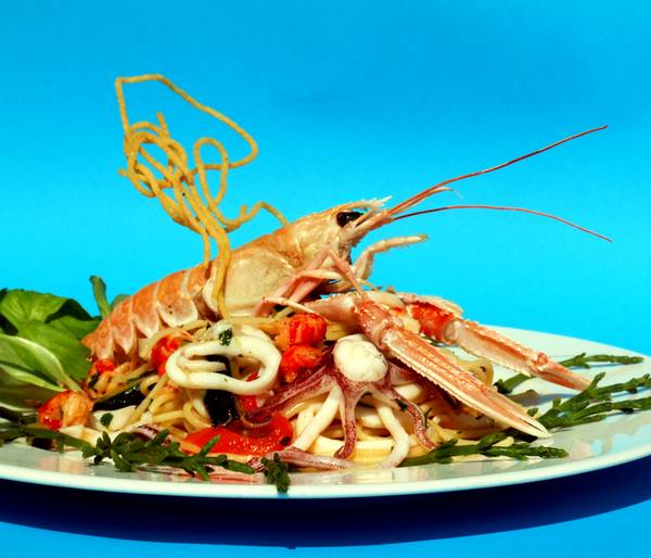 PR-Food-Foto Spaghetti Calamari Kalmare Weinglas frische Algen