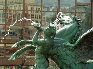 Leipzig Gewandhaus mit Spiegelung der Oper