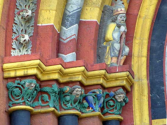 Limburger Dom - Skulpturen am Eingang und bunte Kapitelle