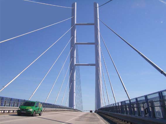 Rügen: Brücke zur Insel Rügen mit Auto und blauem Himmel