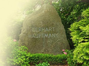 Grabstein (Felsen) am Grab von Gerhart Hauptmann in Kloster auf der Insel Hiddensee