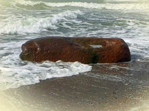 Kaminroter Felsen im Meer mit weißen Wellen im Wind - Ostseeküste