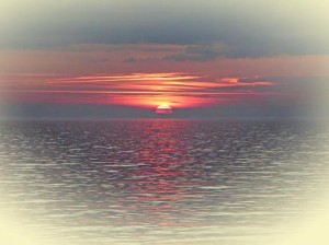 Sonnenaufgang auf der Insel Rügen im silberbläulichen Licht.