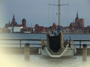 Blick über den Stelasund - von Altefähr auf Rügen zur Marienkirche in Stralsund.