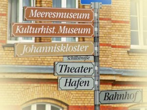 Wegweiser für Touristen in Stralsund zum Meeresmuseum Theater Hafen Johanniskloster