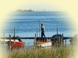 Insel Ummanz bei Rügen - Blick von der Insel nach Stralsund mit zwei Fischerbooten, Fischer und Steg..