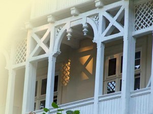 Weiße Bäderstil-Loggia in der Wilhelmstraße des Badeorts Sellin auf Rügen