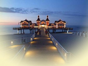 Seebrücke Sellin im blauen und rosa, sommerlichen Abendlicht auf der Insel Rügen