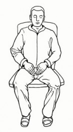 Männerfigur auf einem Bürostuhl: Hände auf die untere Bauchregion - Entspannung im Büro