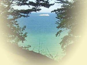 Blick von der Steilküste der Kreidefelsen auf Rügen zum Fährschiff Sassnitz