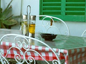 Terrassentisch mit Stühlen und Olivenöl-Würzfläschchen auf Mallorca