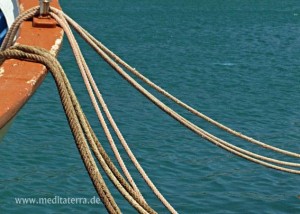 Schiff im Hafen - Mit Schiffsseil und blauem Meer