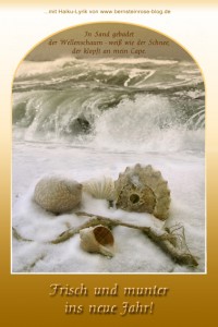 kostenlose Neujahrskarte mit Meereswellen, Haiku-Gedicht, Muscheln, Strand