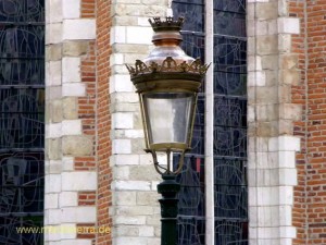 Schöne Laterne an einer Kirche in der Brüsseler Altstadt