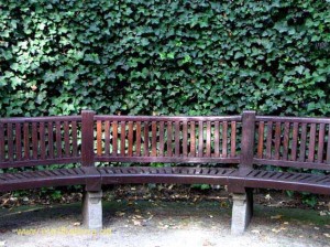 Brüssel: Bank mit Hecke in der Gartenanlage du Sablon