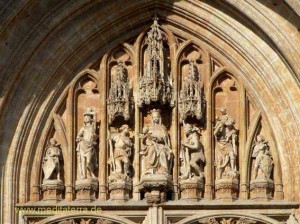 Brüssel Notre Dame du Sablon - Figuren am Eingangsportal