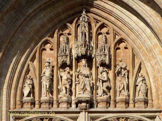 Brüssel Notre Dame du Sablon - Figuren am Eingangsportal
