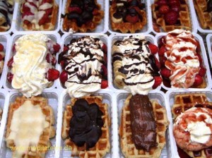 Leckere Waffeln mit Sahne, Erdbeeren und Schokolade