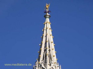 Brüssel: Turmspitze des Brüsseler Rathauses im Himmelblau