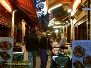 Rue des Bouchers Fressgasse in Brüssel bei Abendlicht