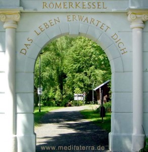 Eingang zum landschaftstherapeutischen Park im Römerkessel Bad Bertrich