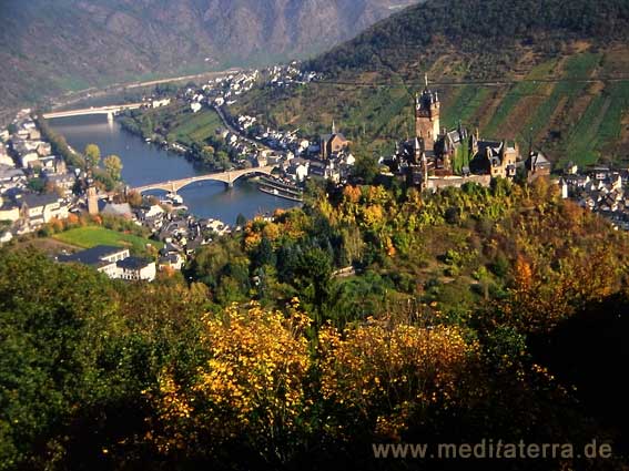 Burg Cochem mit Blick auf die Mosel