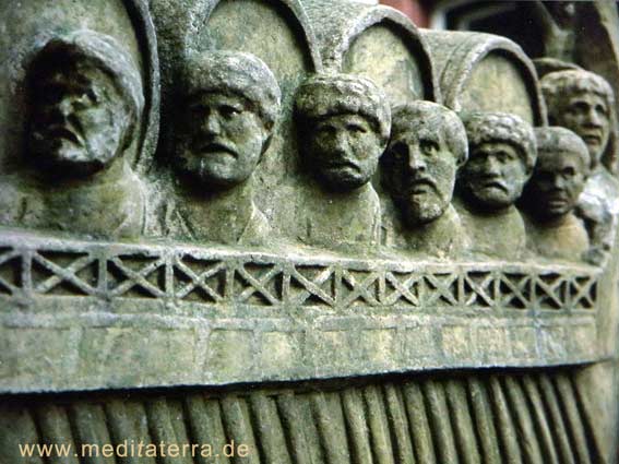 Römerweinschiff an der Mosel mit Römerköpfen und Weinfässern