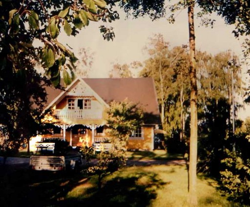 Holzhaus in Schweden mit großem Vorgarten