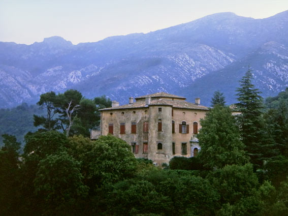 Montagne Saint Victoire mit Schloss Vauvenargues