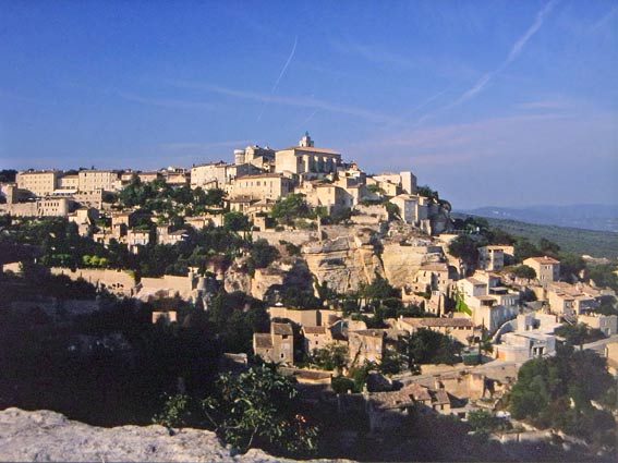 Gordes Dorf auf Berg in der Provence