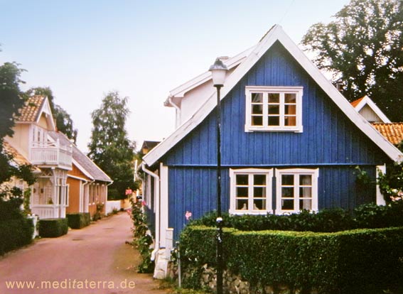 blaues Holzhaus im schwedischen Arild