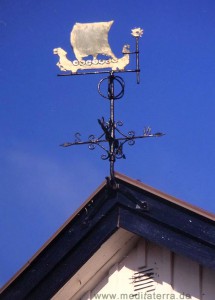 schwedisches Holzhaus, Wetterfahne, blauer Himmel