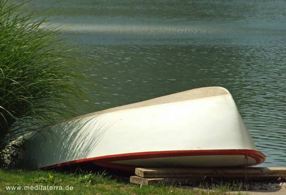 Boot am Ufer umgekippt