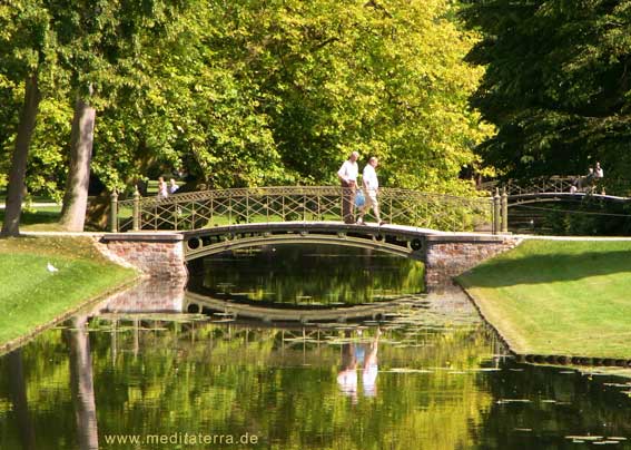 Fussgaengerbruecke im Schlosspark