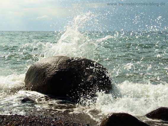 Wellen und Felsen am Strand