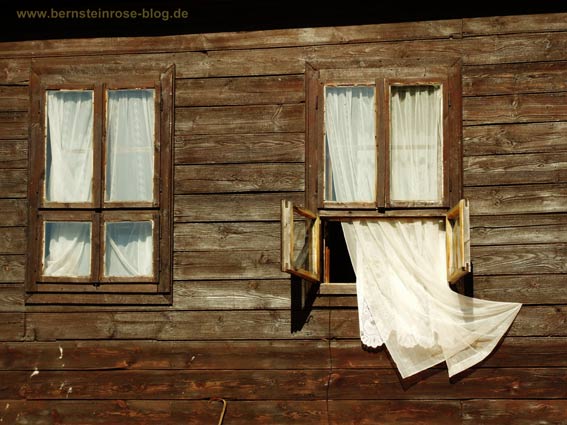 Gardine flattert am offenen Fenster