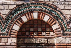 Kirche in Nessebar mit byzantinischem Bogenfenster