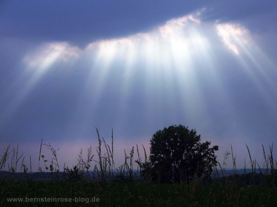 dunkler Gewitterhimmel mit weissen Sonnenstrahlen