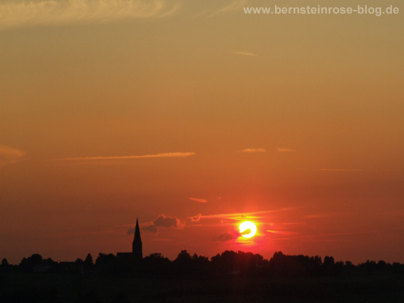 roter Sonnenuntergang Schattenriss eines Dorfweilers