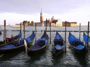 Fünf Venediggondeln im Gondelhafen gegenüber der Kirche San Giorio Maggiore