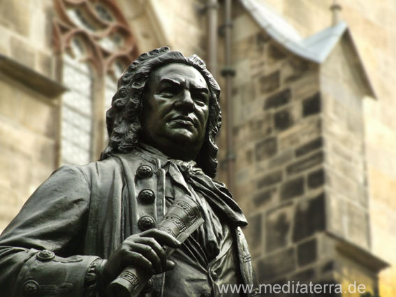 Denkmal Johann Sebastian Bach an der Thomaskirche Leipzig - Bach mit der Notenrolle in der Hand