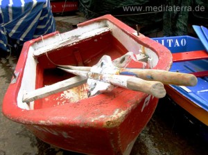 Die farbenfrohen Fischerboote gehören zum Flair der Insel Madeira