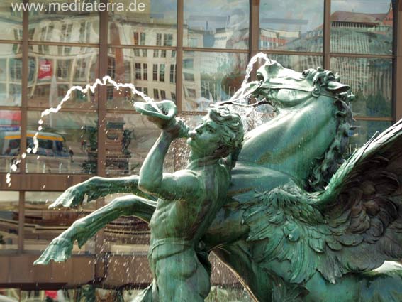 Gewandhausbrunnen in Leipzig: Im Hintergrund das Gewandhaus mit dem Spiegelbild des Opernhauses am Augustusplatz